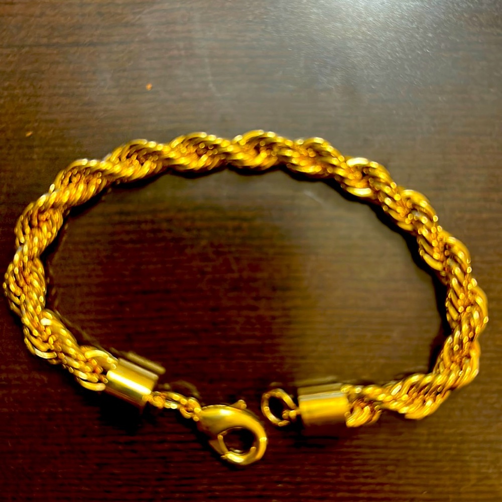 Women bracelet 18k gold plated